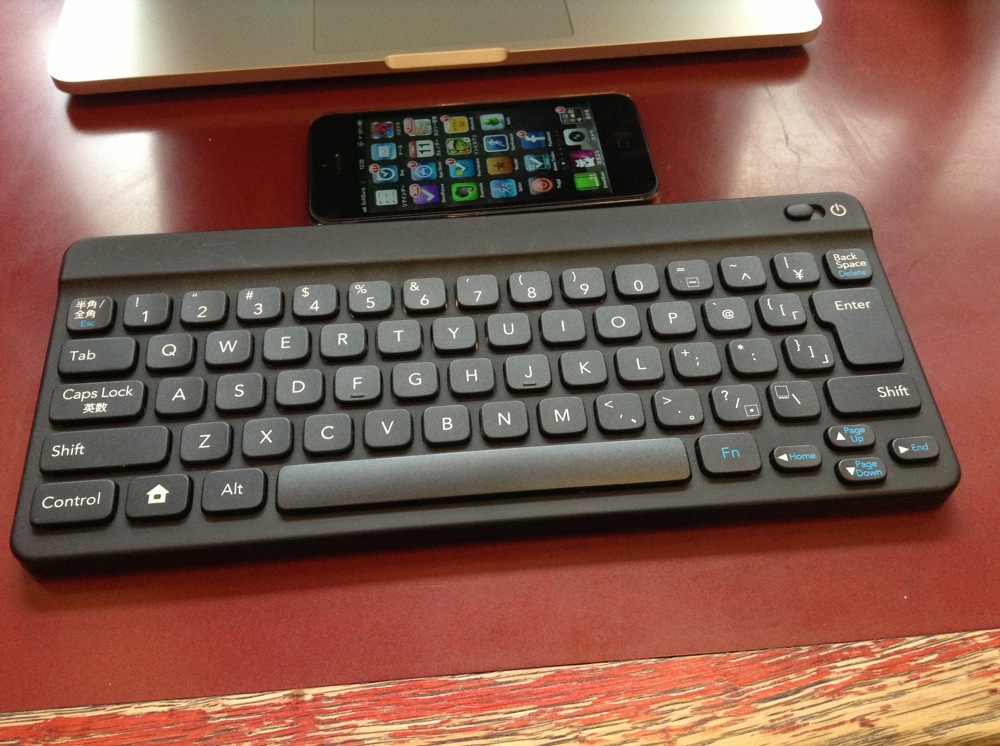ポケモンキーボードとiPhone 5で大きさ比較
